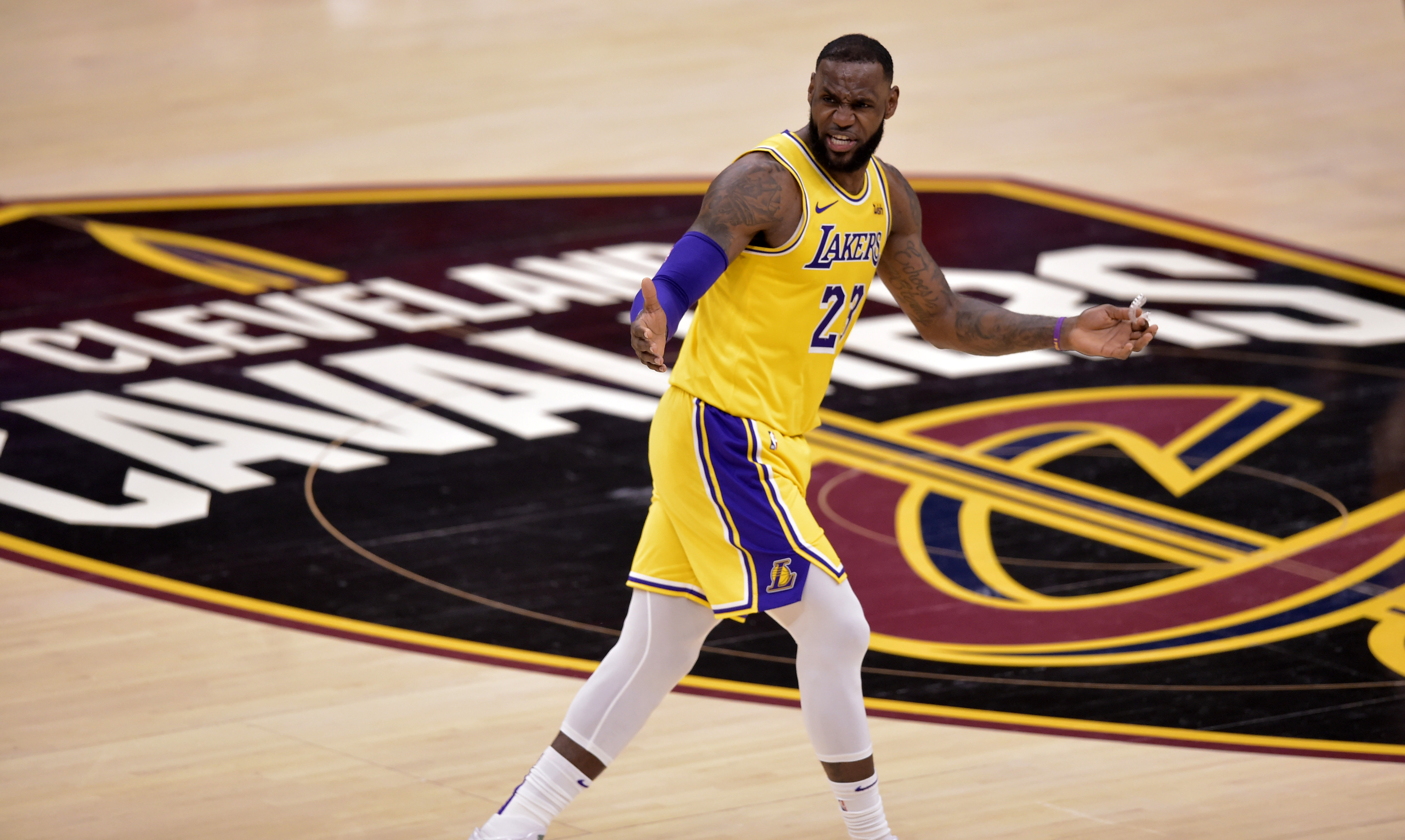 篮球——nba常规赛:湖人胜骑士