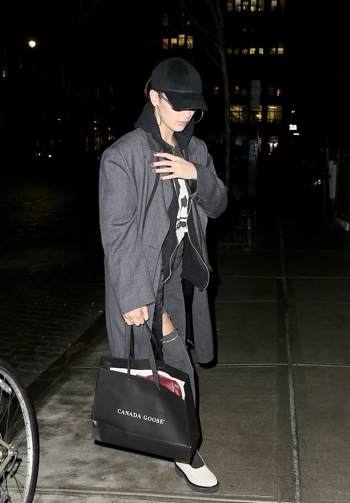 贝拉·哈迪德男友风大衣攻气十足 夜晚架黑超扮酷