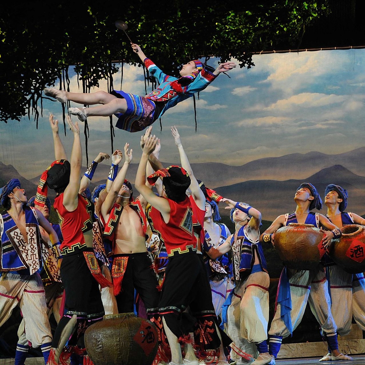 瑶族长鼓舞钢琴曲是一首难度和级别因评判标准而异的曲目,需综合考虑