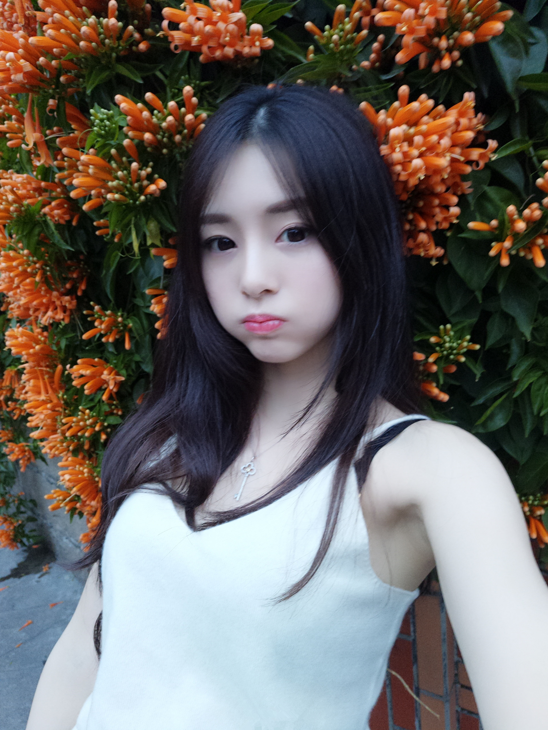 花前月下,漂亮的姑娘长发及腰,温婉可人