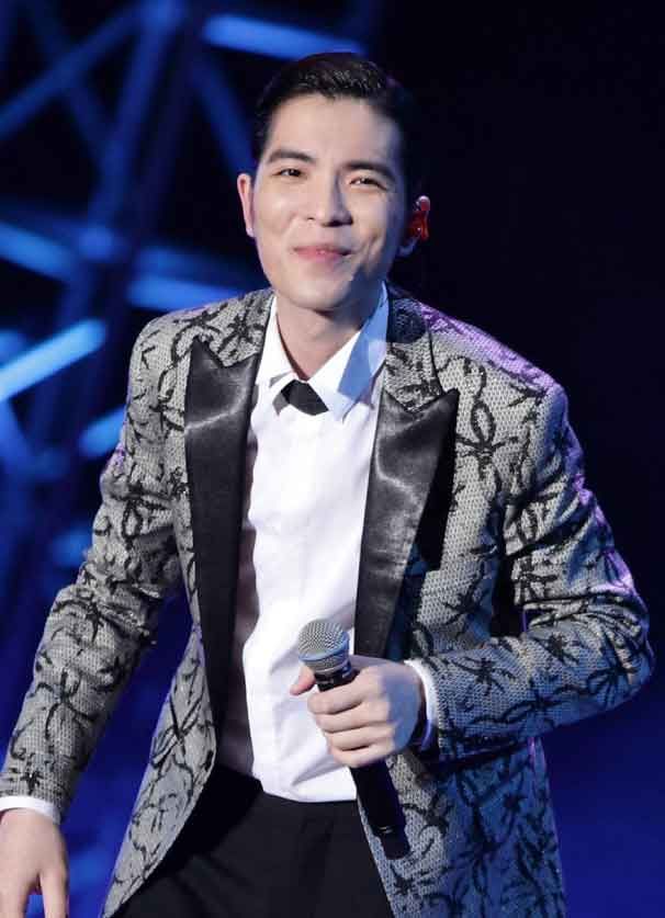 萧敬腾为全新单曲染一头金发,更突破尺度打造波浪服帖刘海