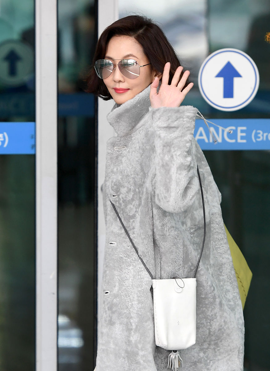 金南珠街拍:灰色羊羔毛大衣灯芯绒阔腿裤 优雅女人味