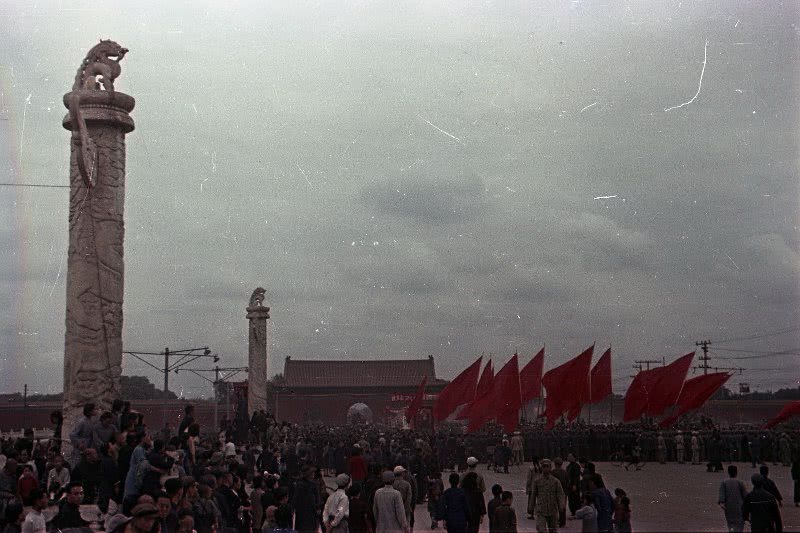 1949年10月1日開國大典最美景緻,人海中無數五星紅旗飄揚