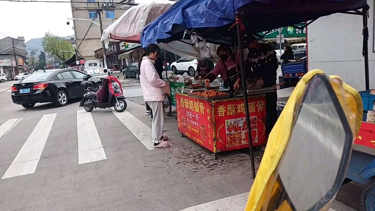 这家鸡锁骨是真的好吃下班买袋回去下酒拍美女被看到了