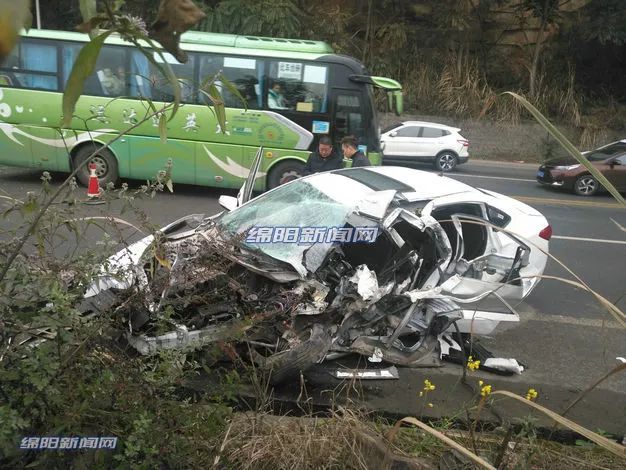 今天上午10时30分 绵三公路灵兴附近团碑垭路段 发生一起交通事故