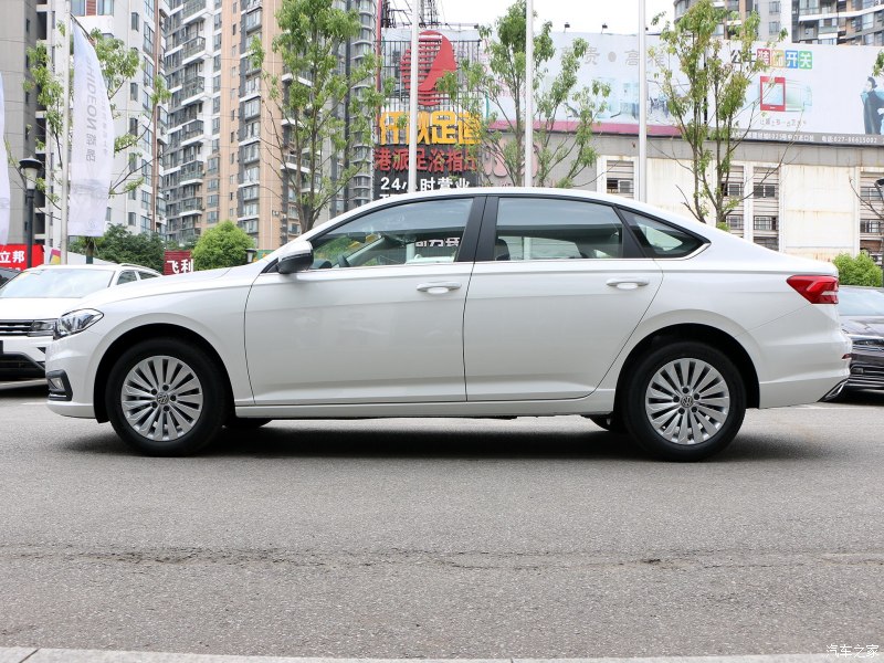 朗逸年销46.6万台,plus版首推手动舒适:12.79万,面子里子都有