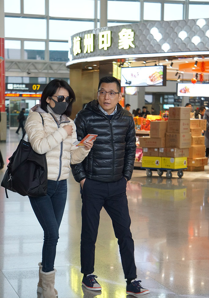 俞飞鸿与男性好友同行一路热聊十分亲密 妆容随性大方显女神范儿