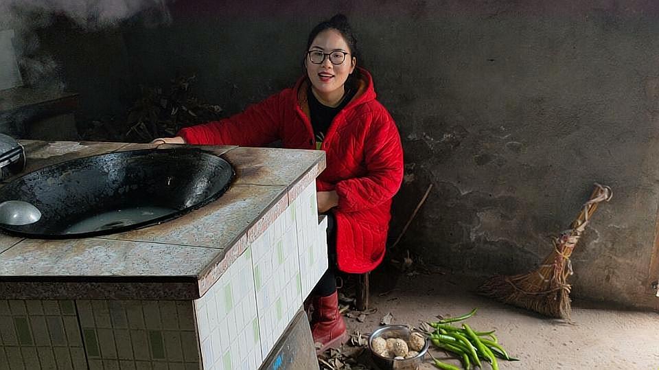 90后宝妈雯雪:午餐时间到了,皮蛋用这种方法来凉拌,香辣又下饭