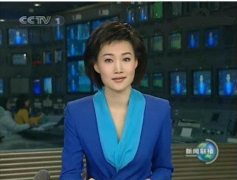 央视新闻联播女主持,摘下戴了12年假发,秒变美女神似某明星