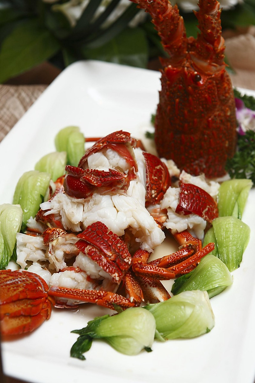 上汤焗龙虾鲜甜可口,焗出完美滋味  上汤焗龙虾是一道深受人们喜欢的