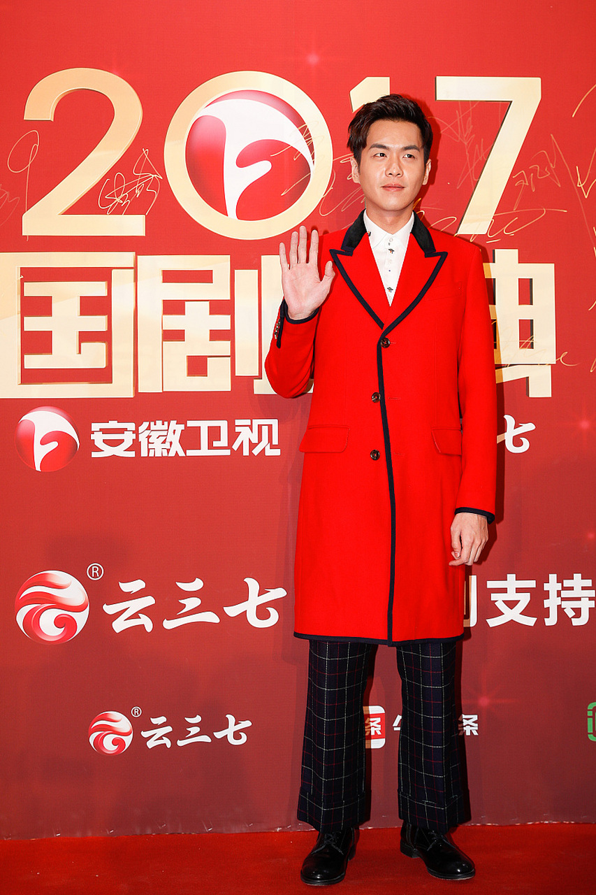 多年前,国剧盛典红毯上的张若昀,这件红大衣,好像和背景撞色了呀[左