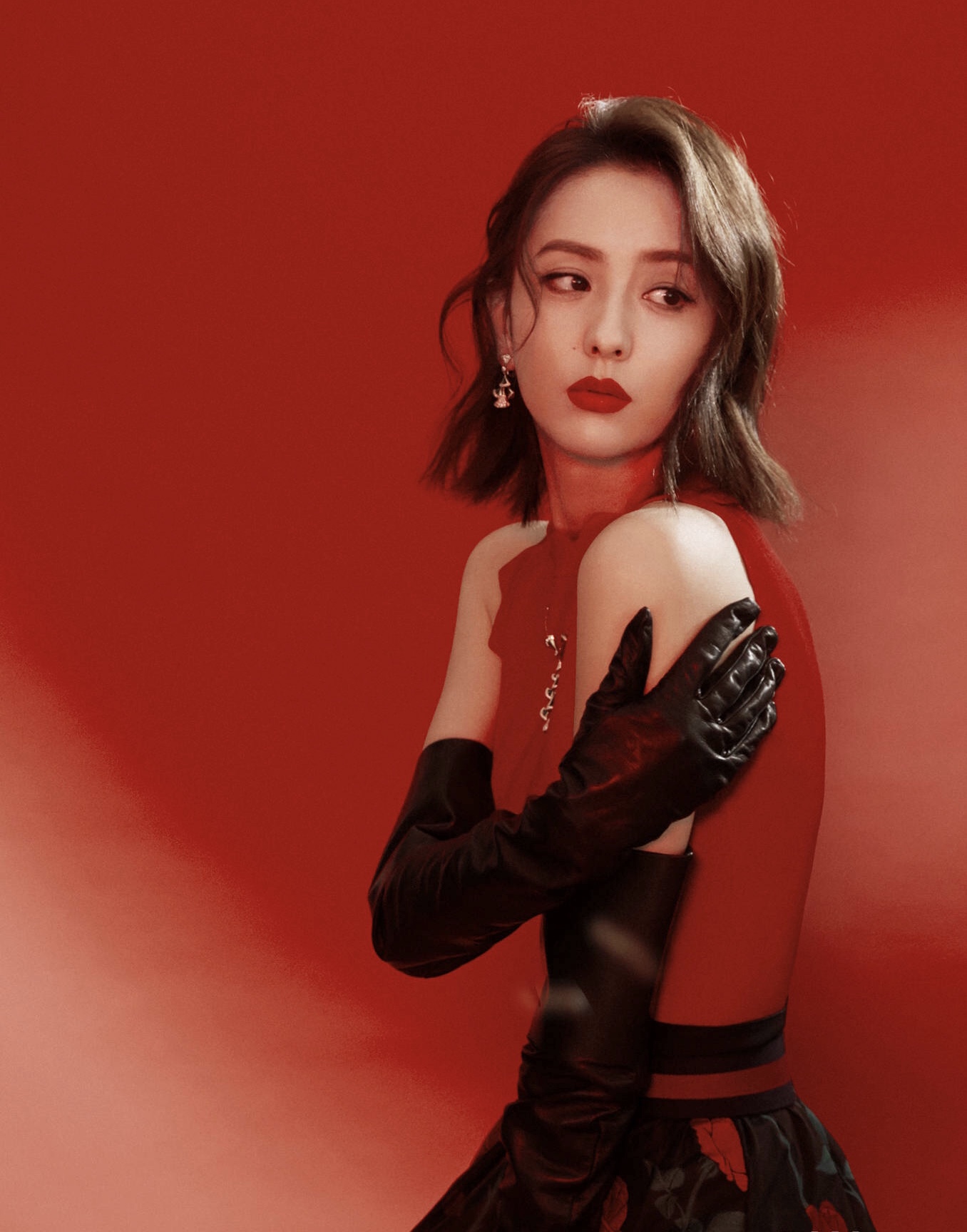 佟丽娅近照美出新高度,红色西装魅力十足,美得像初恋一样!