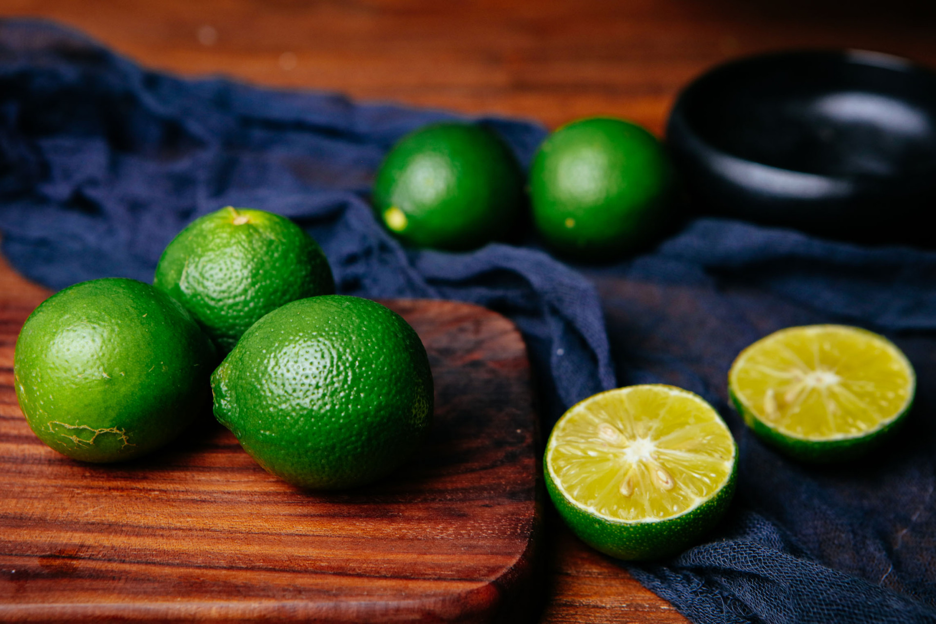 青柠    一种青色的,形状类似柠檬的水果,味道比柠檬更酸.