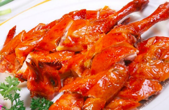 色香味俱全,肉质细嫩的右玉熏鸡,带给你视觉味觉嗅觉上的全方位