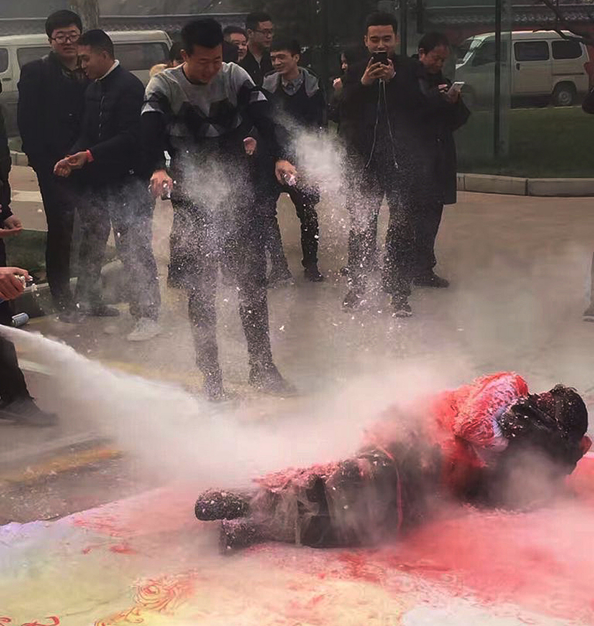 伴娘被多人拿灭火器喷倒地痛哭,网友们感慨:有些地方的闹婚过分了.