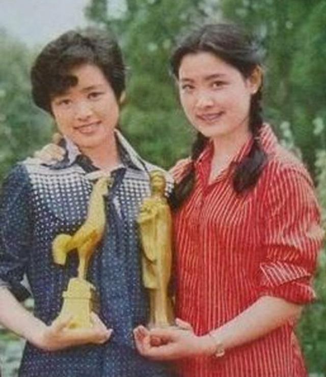 56岁陈冲和60岁张瑜近照,一个结婚生女,另一个却至今还单身