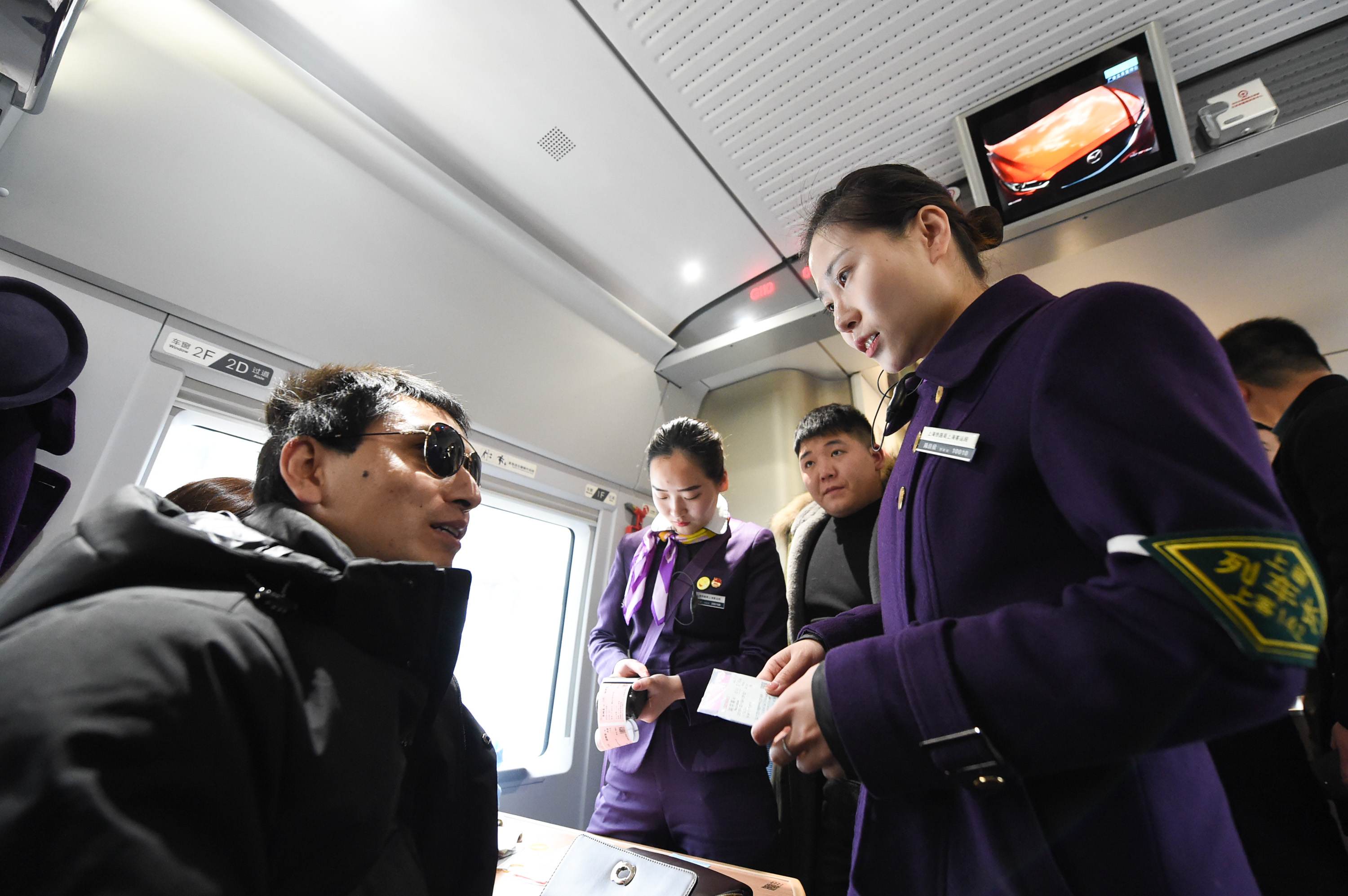 (关注春运)(8)盲人陈德玉的"无缝"回家路