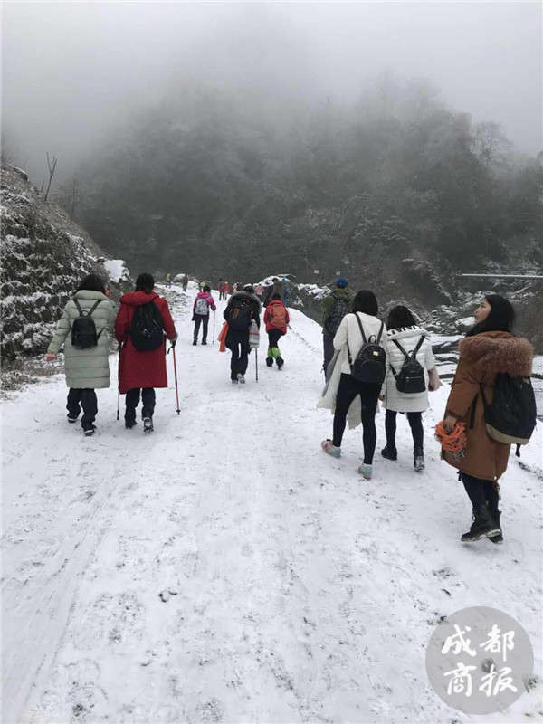 什邡山区突降大雪道路结冰 前往钟鼎寺神瀑沟路段交通管制