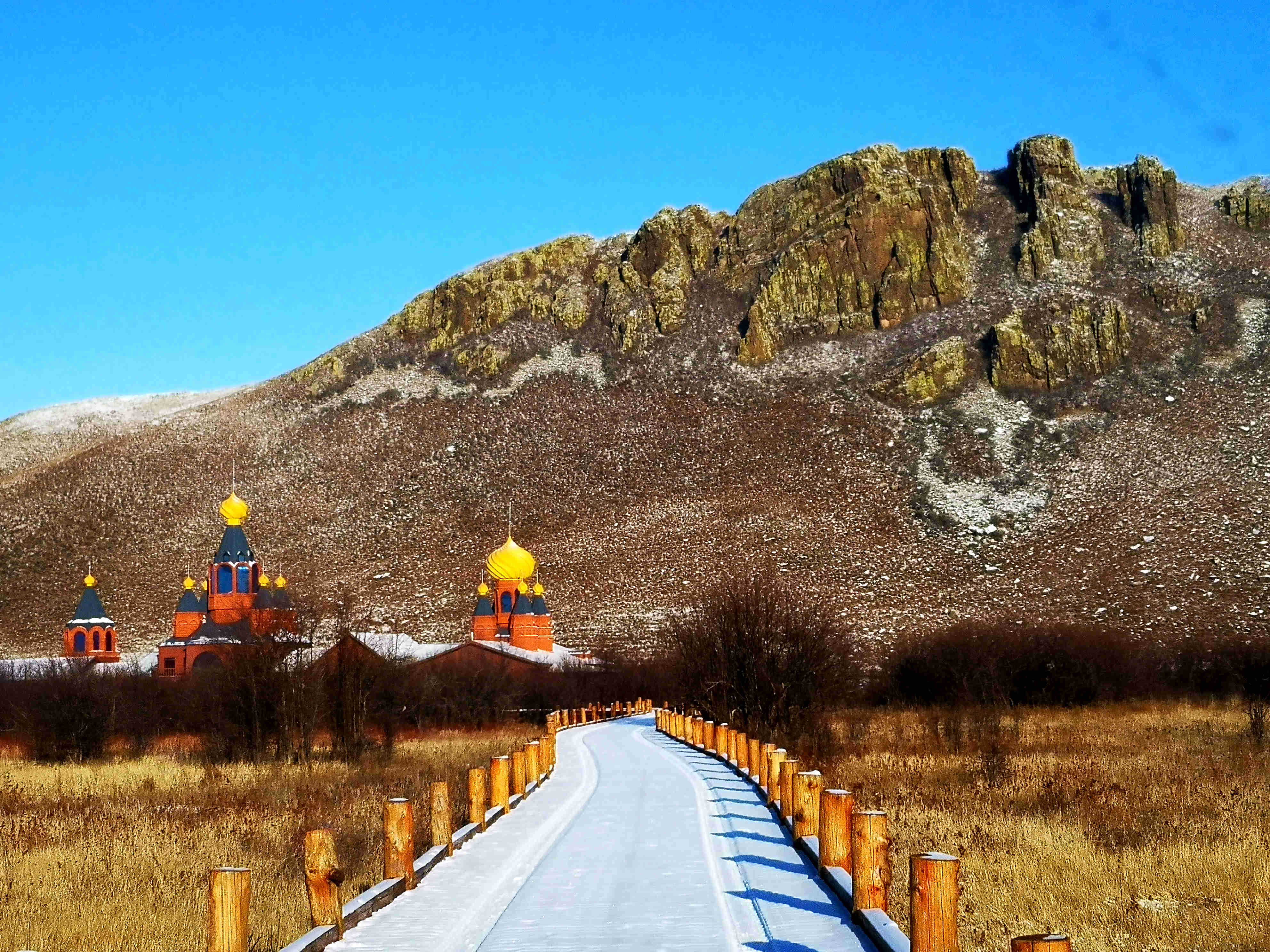 《新疆艾肯达坂冬景》 何平  上海