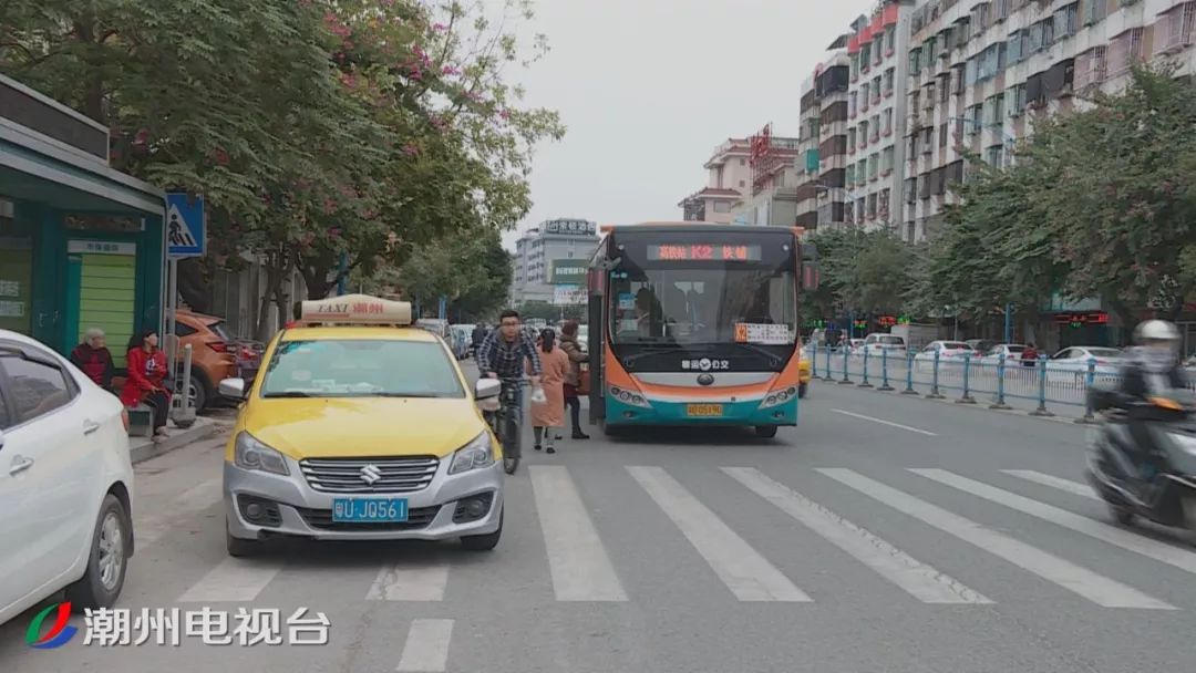 潮州公交车候车亭被占用现象严重,影响正常交通秩序