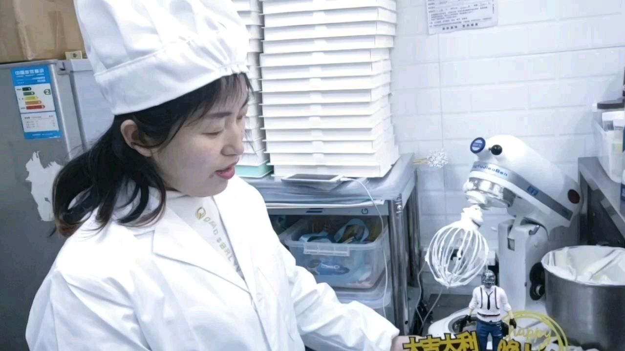 开蛋糕店的小叶做一款网红吃鸡蛋糕