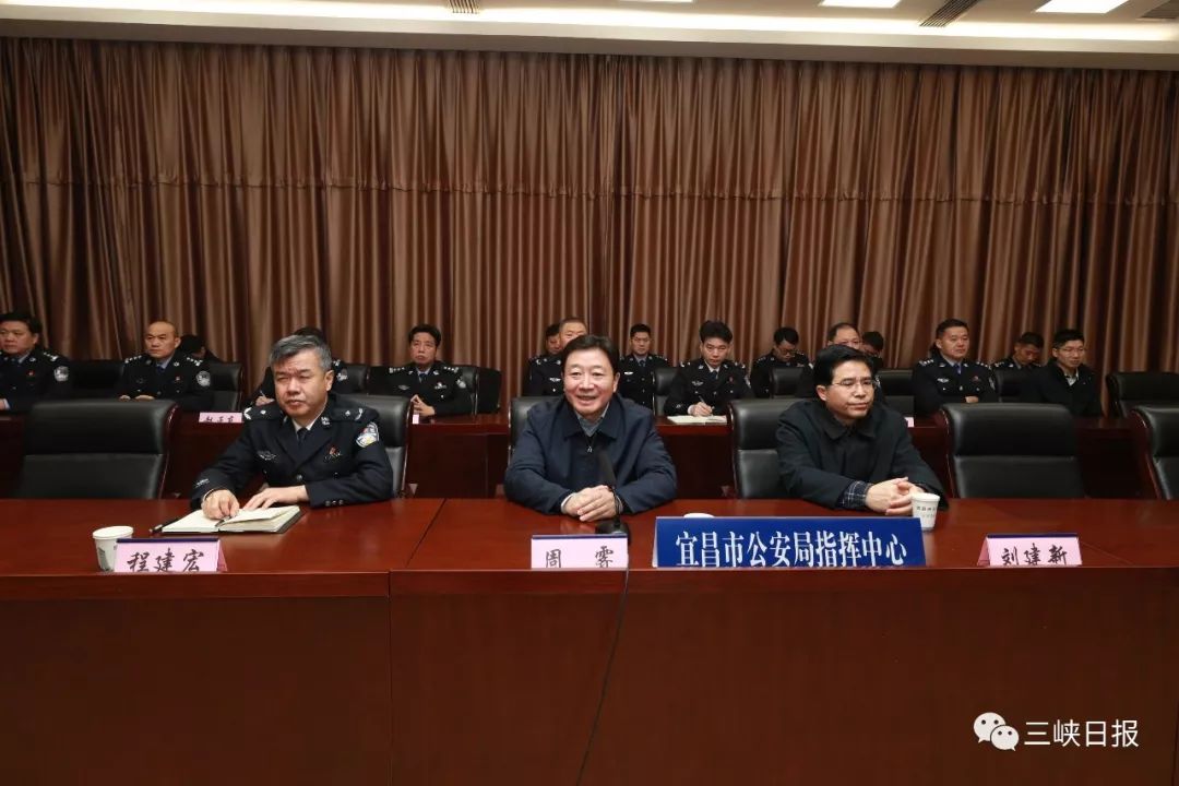 大年三十,周霁书记看望慰问值勤民警