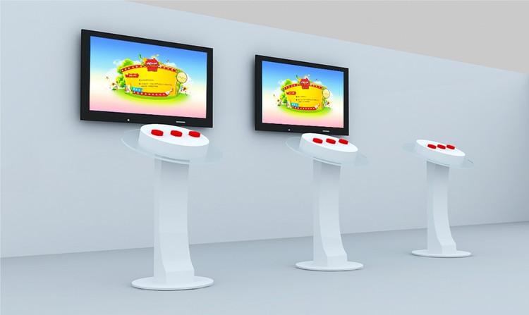 三人抢答器,每人的抢答器上有一个 抢答按钮和一个 指示灯