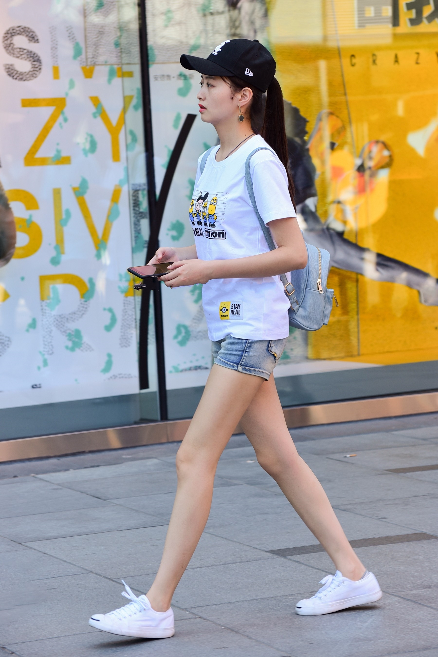 街拍:亭亭玉立的妹子,身材高挑,牛仔短裤大秀美腿!