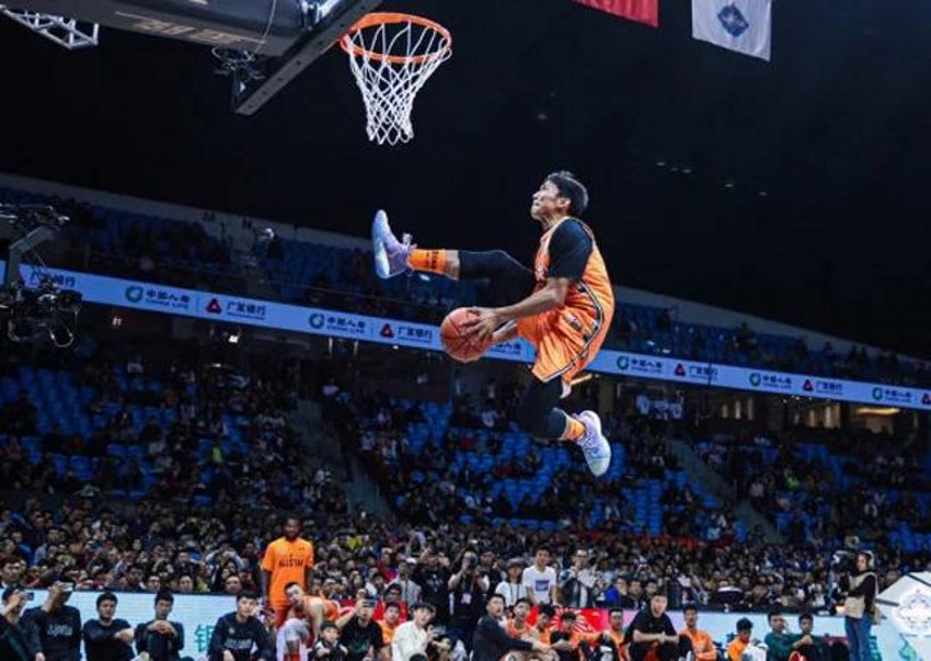 改写历史!1米78草根扣篮王闪耀cba舞台,j博士单臂大回环再现!