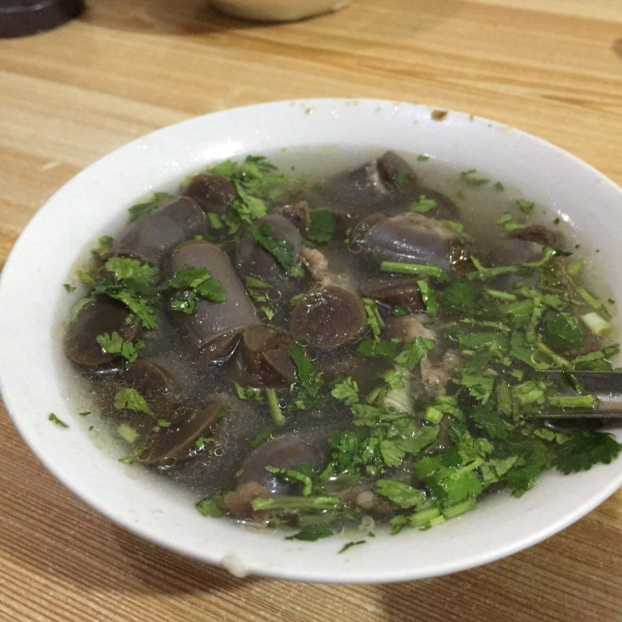 打卡济南夜市#济南夜市美食——羊肠汤,羊肠子又名清血肠,羊肠子实际