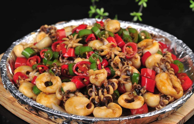 爆炒鱿鱼仔,一道美味的精品菜肴,赶快和你的朋友尝尝吧