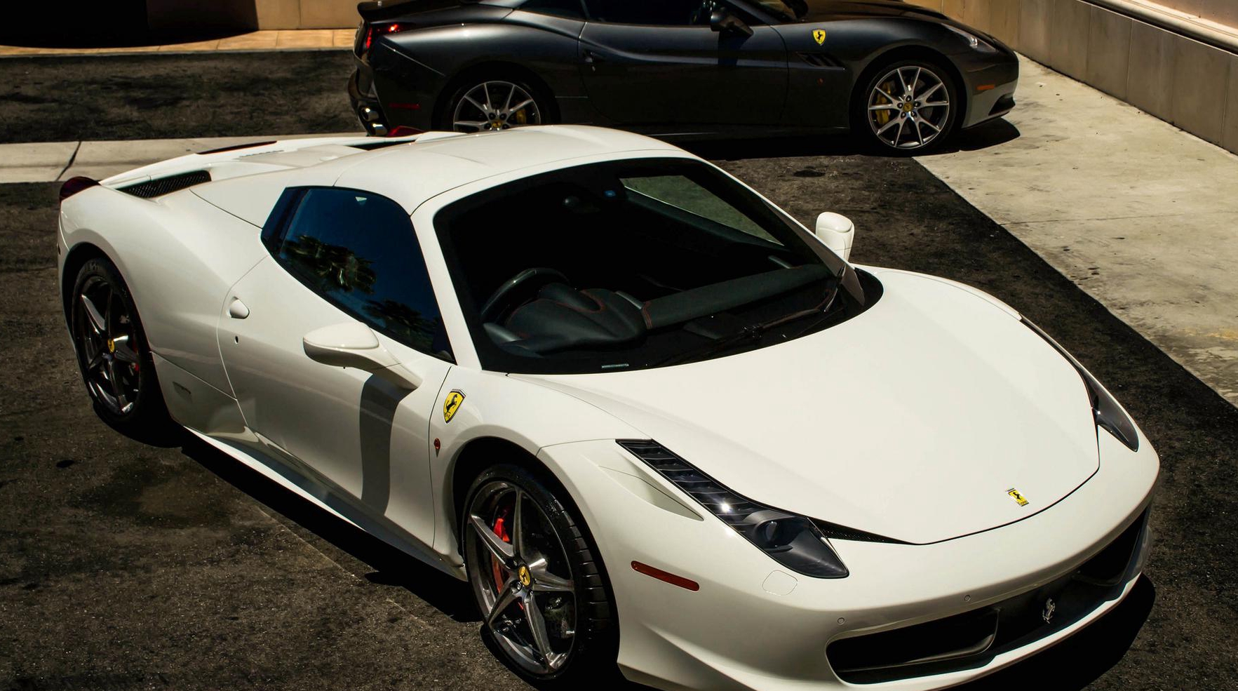 中国第一女主播年薪千万,人美歌甜,购买豪车法拉利疑似炫富