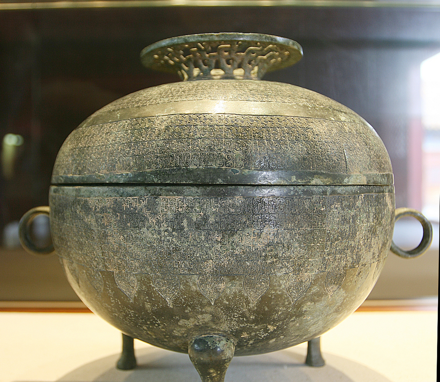 历史博物馆的镇馆之宝有唐·鎏金鹦鹉纹提梁银罐,秦·秦始皇陵兵马俑