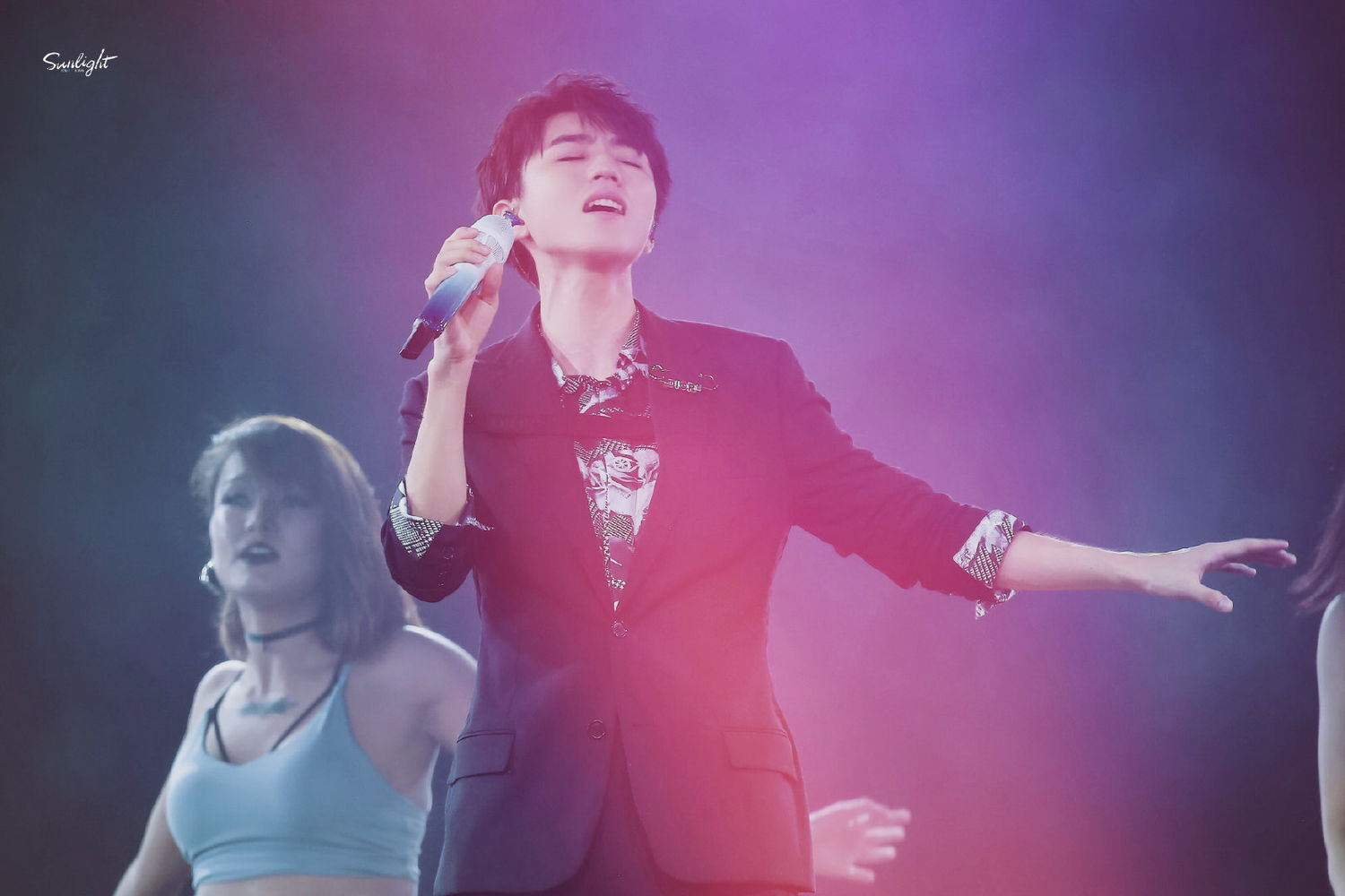 王俊凯黑色西装比心九宫格,软萌小猫咪来了