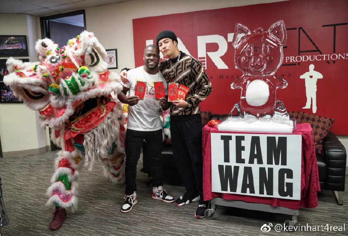 王嘉尔突袭kevin hart办公室 实力诠释"爱豆眼中的我"