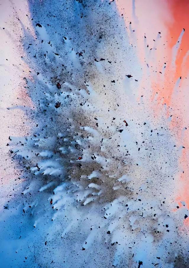 精选一组震撼人心的照片;举手投降的四岁女孩