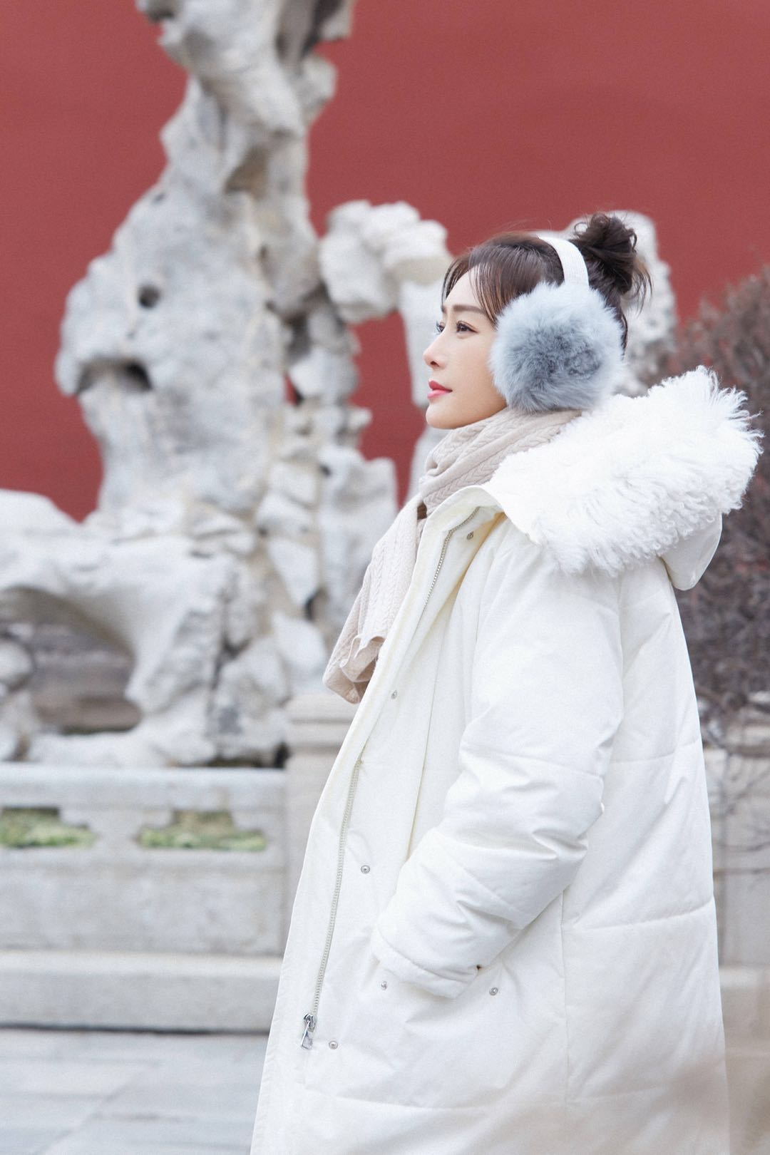 秦岚穿白色羽绒服优雅又惊艳,戴耳罩更保暖!认真过冬没错了