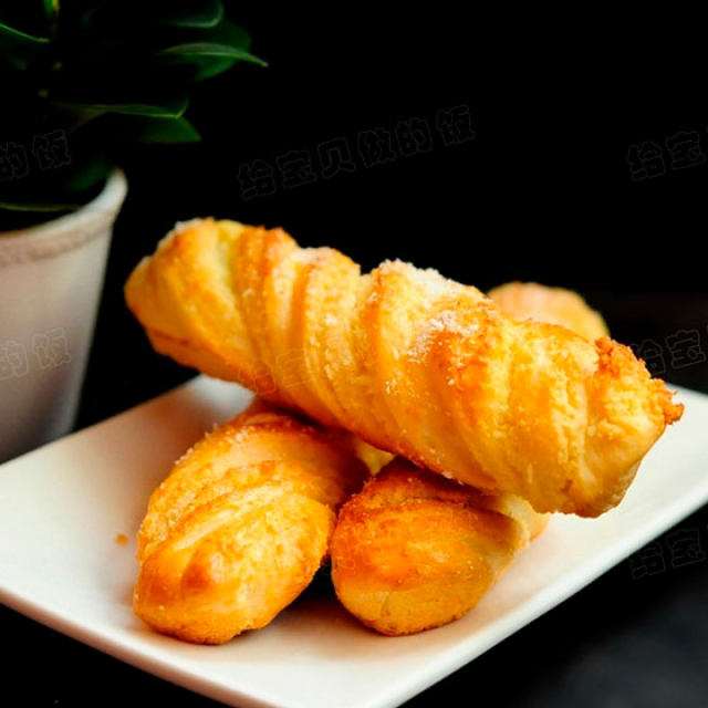 椰蓉奶棒面包,非常简单的椰蓉奶棒,酥酥的外皮很香