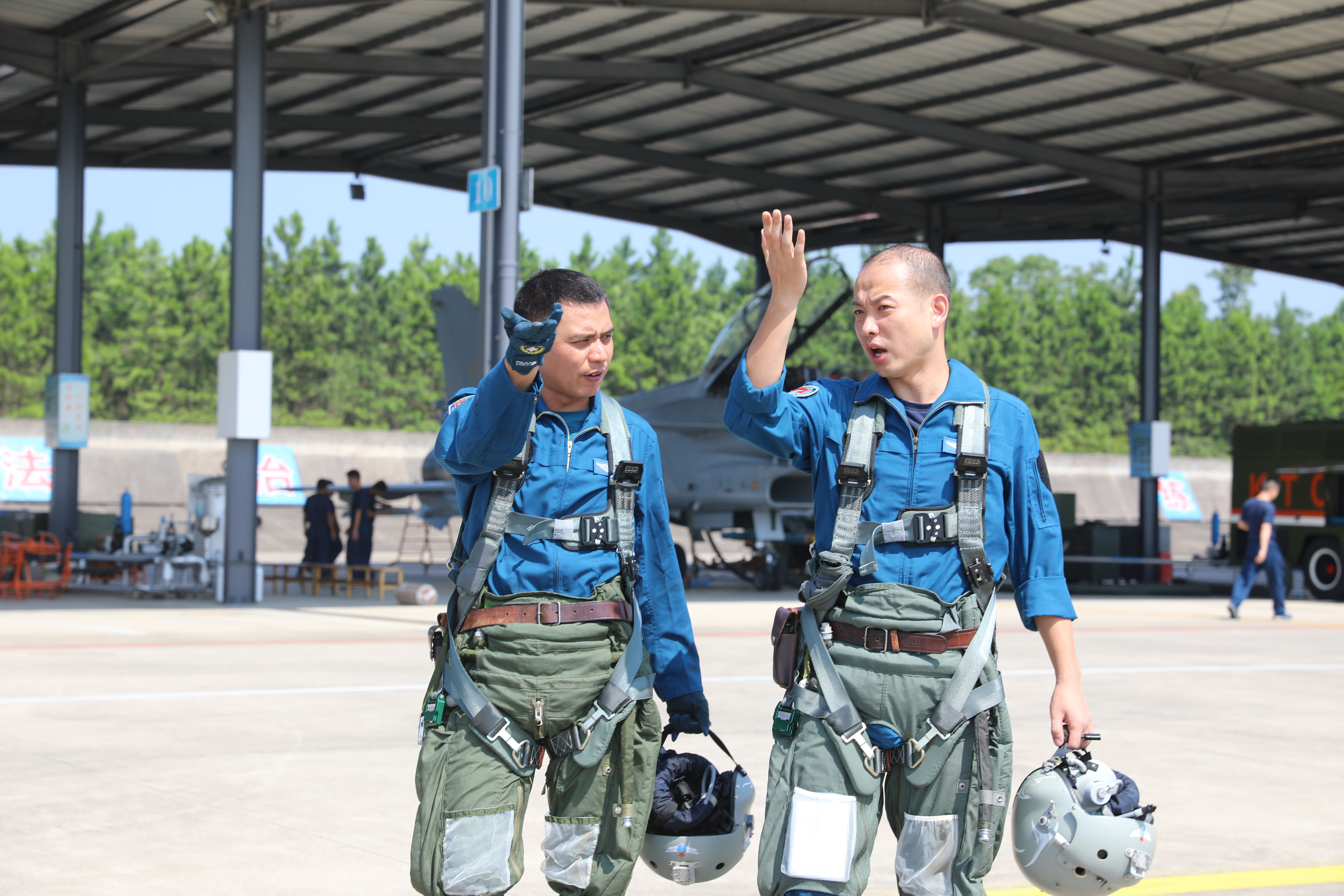 空中骄子——记空军航空兵某旅飞行二大队大队长刘飞(3)