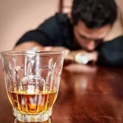 停酒出现幻觉,酒精成瘾伤害不止一点点!
