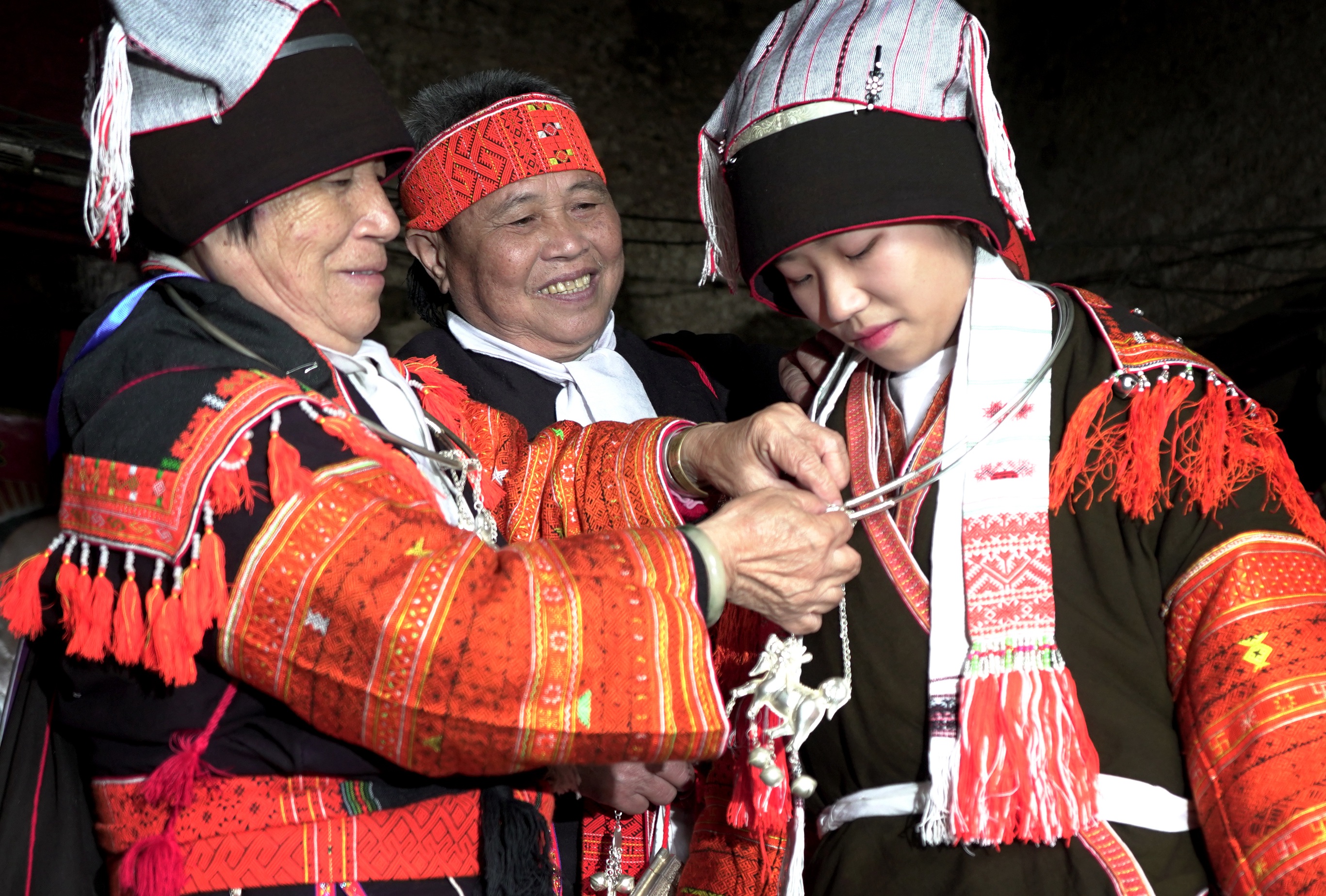 当日,广西金秀瑶族自治县六巷乡举办花蓝瑶首届文化旅游节,近千名花蓝