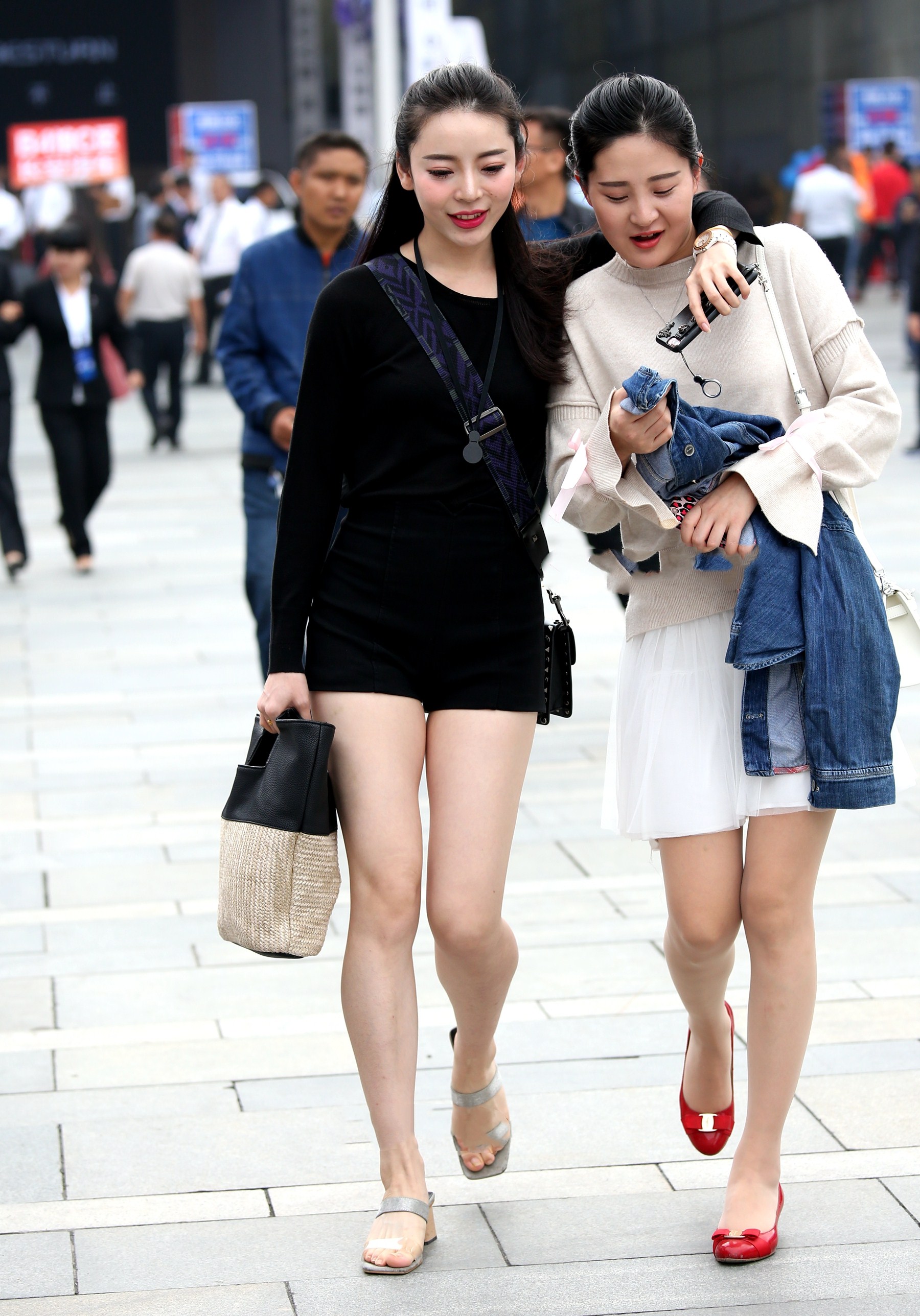 街拍,两位好姐妹逛街,连衣短裙搭配美腿十分性感