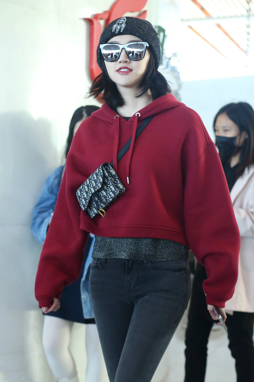 景甜穿红色卫衣搭配黑色牛仔裤现身机场,皮肤白皙戴黑色墨镜好酷