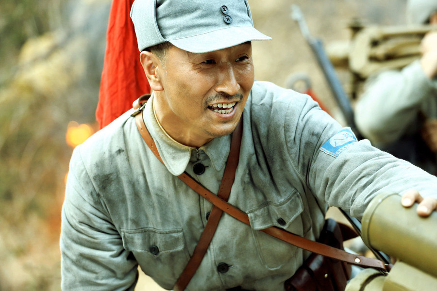 该剧讲述了余东风为赚聘礼而入伍参军,在经历一系列战火洗礼后,逐渐