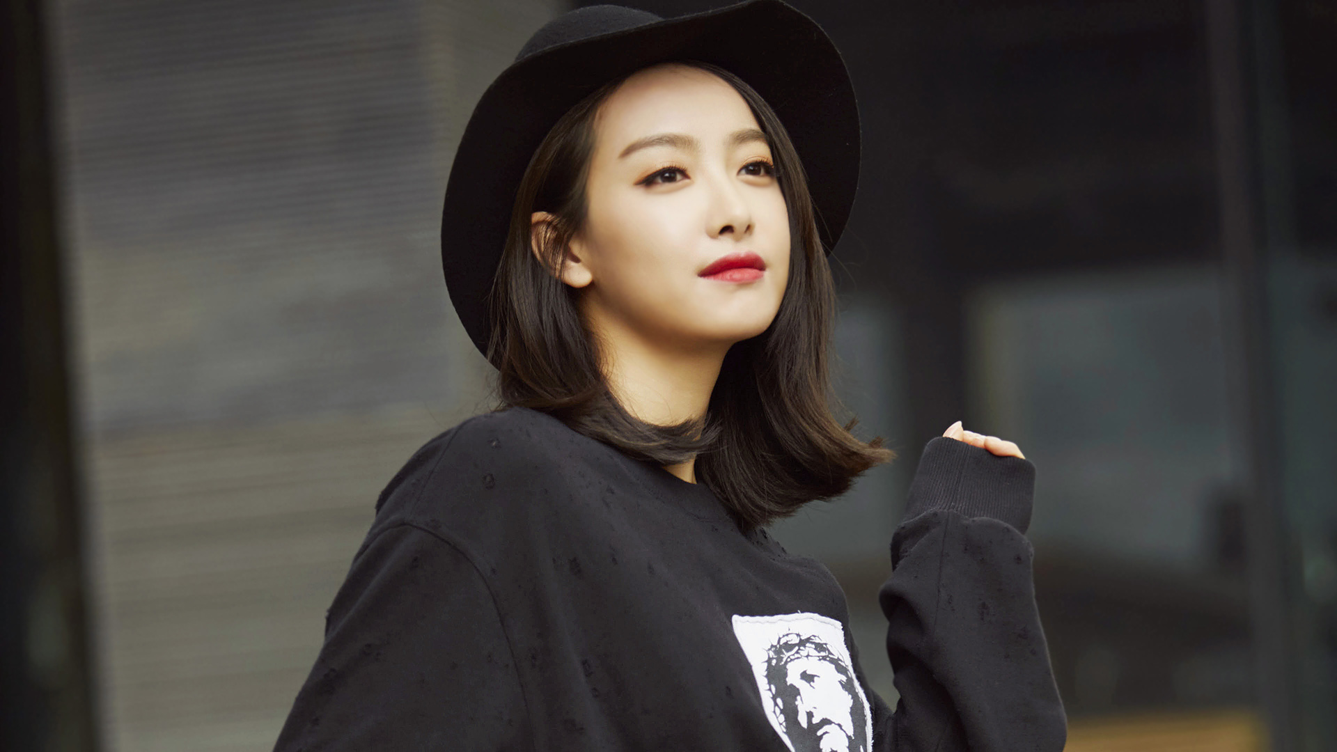 宋茜在薇娅直播间魔性跳舞,总有一个技能是能需要学会的