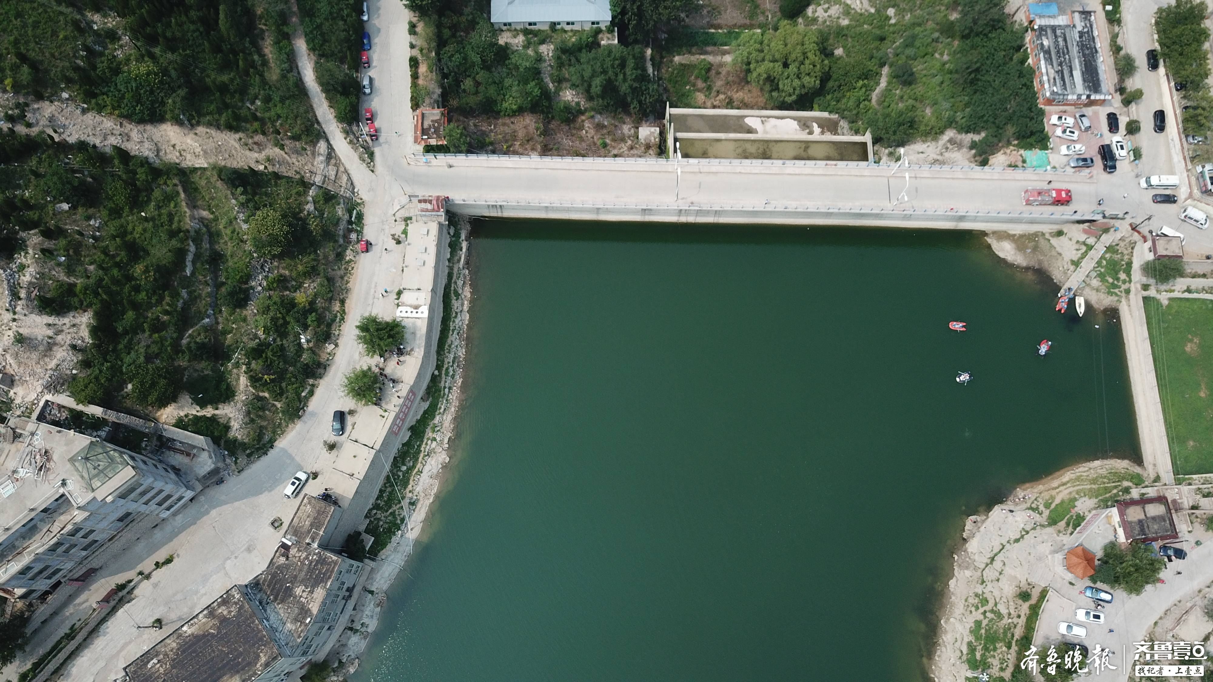 航拍浆水泉水库表面碧波荡漾,水下极其复杂!蛙人看不见自己的脚