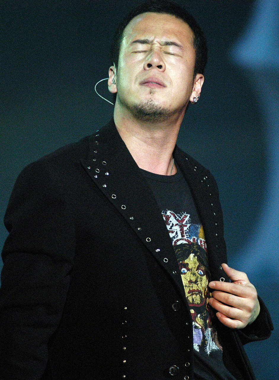 杨坤因刀郎的新歌《哪里都是你》引发争议,遭到网友的攻击和谩骂.