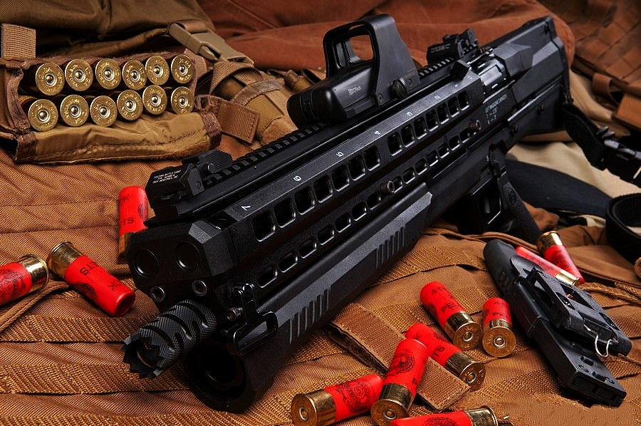 uts-15霰弹枪采用双管式弹仓供弹,霰弹通过位于手枪握把上方的弹仓