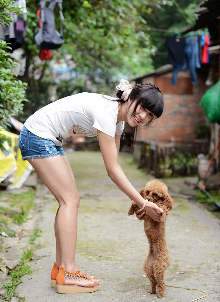 乡下里的一个淳朴美艳开心可爱姑娘