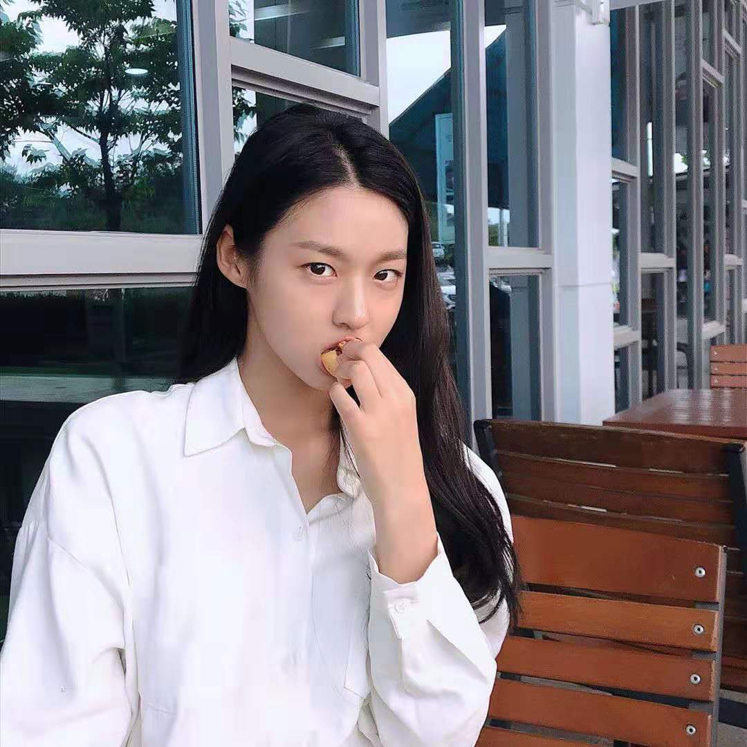 金雪炫拍照撩衣服好性感,不料蜜色皮肤又被吐槽,魔鬼身材真绝